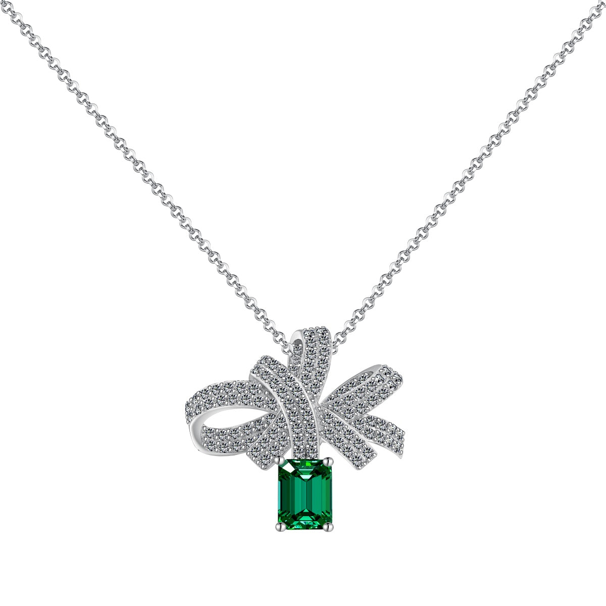 [Kincade Jewelry] Collier luxueux en forme de fleur avec taille émeraude