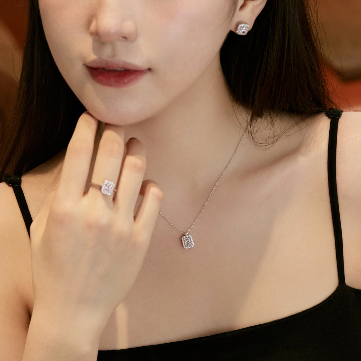 [Kincade Jewelry] Boucles d'oreilles luxueuses et délicates taille émeraude de 1,0 carat