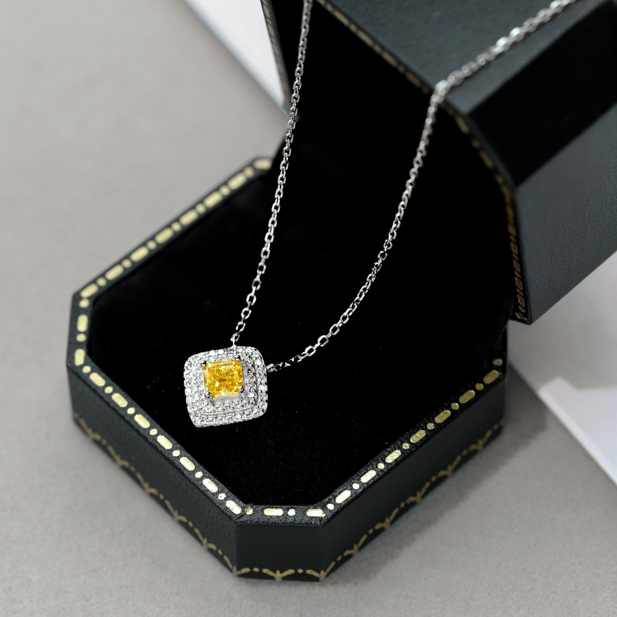 [Kincade Jewelrys] Collier scintillant en taille Asscher