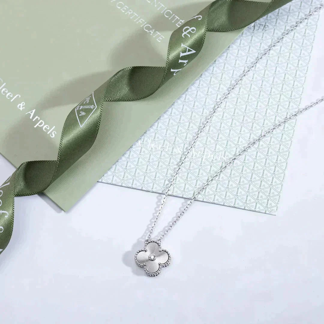 [Kincade Jewelrys] COLLIER LASER DIAMANT CLOVER 15 MM ARGENT