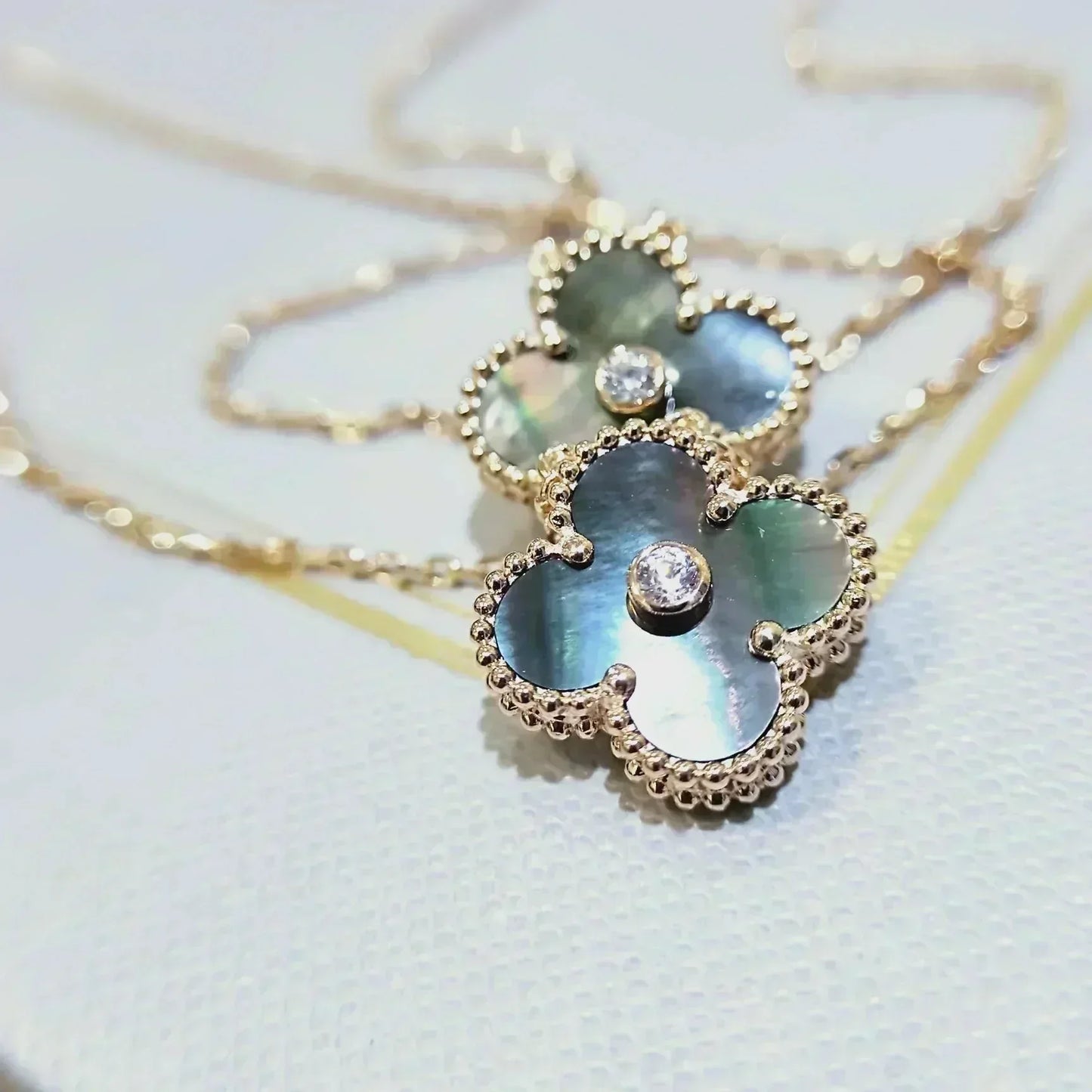 [Kincade Jewelrys] COLLIER CLOVER 15 MM DIAMANT ET NACRE GRISE