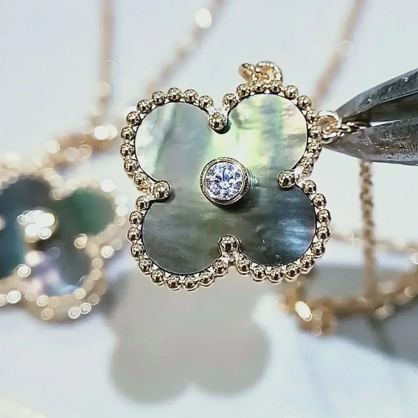 [Kincade Jewelrys] COLLIER CLOVER 15 MM DIAMANT ET NACRE GRISE