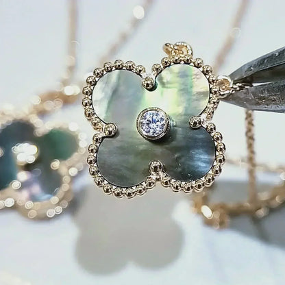 [Kincade Jewelrys] COLLIER CLOVER 15 MM DIAMANT ET NACRE GRISE