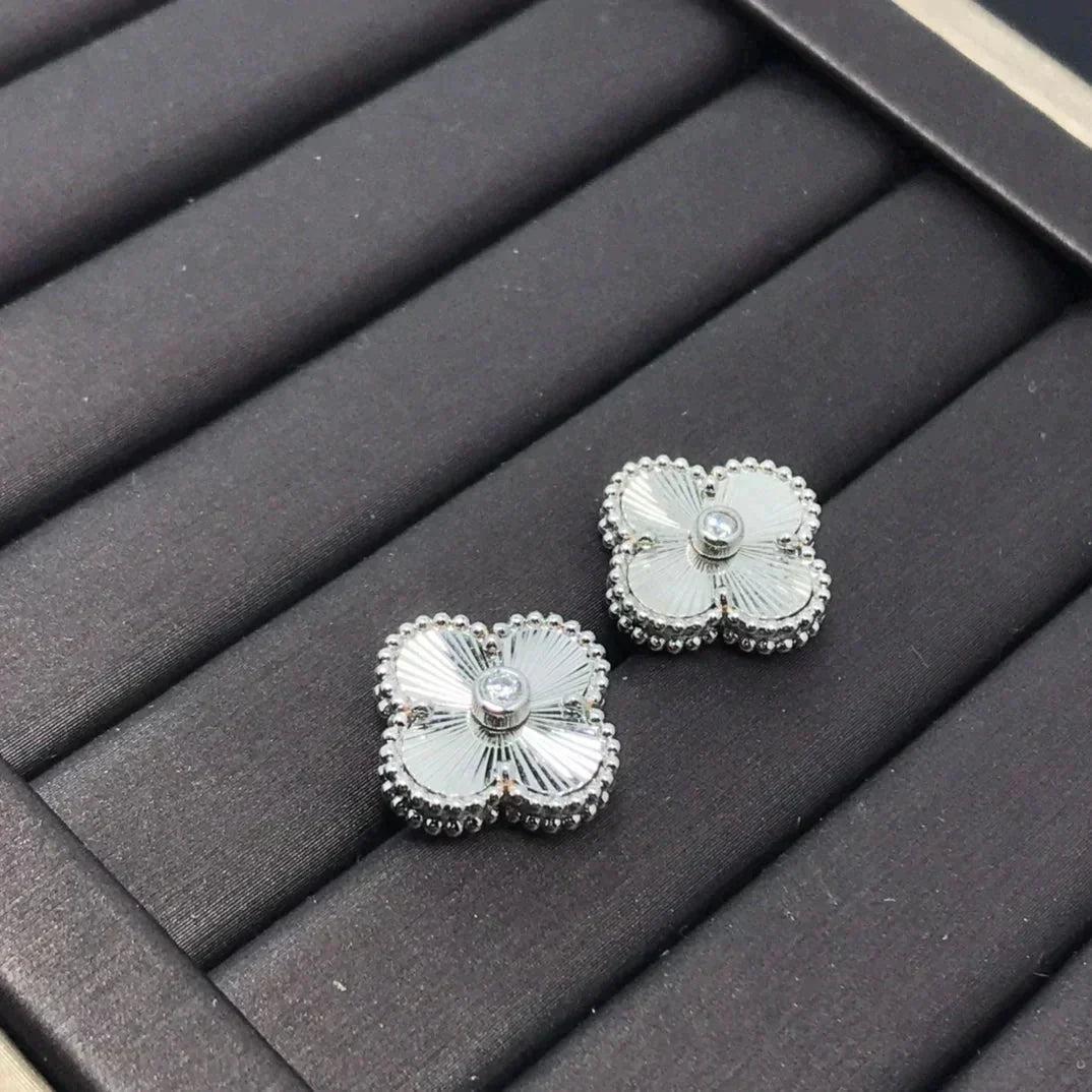 [Kincade Jewelrys]Boucles d'oreilles mini CLOVER 9,5 mm avec laser