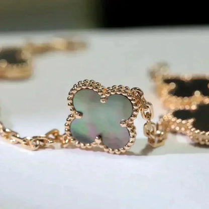 [Kincade Jewelrys] Bracelet en nacre grise à 5 motifs de trèfle