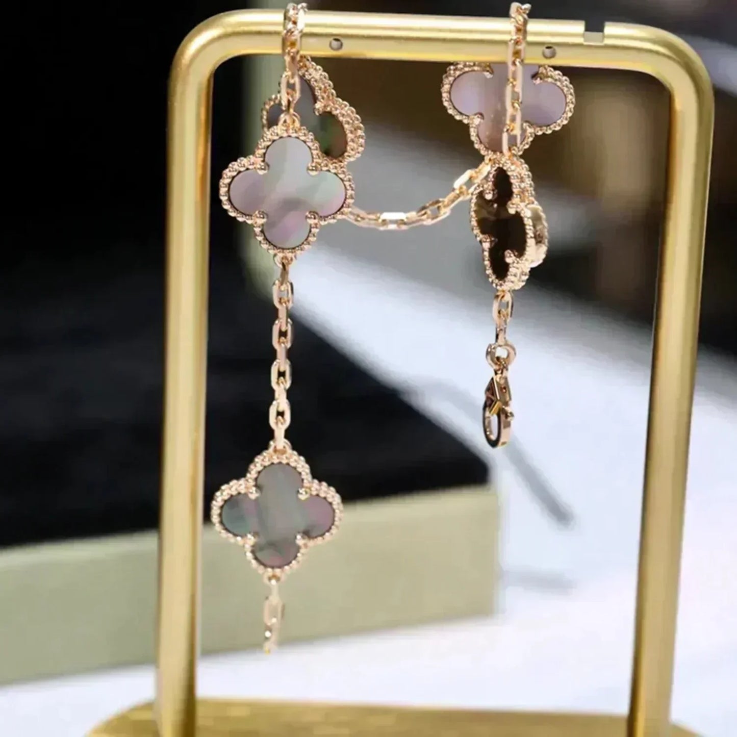 [Kincade Jewelrys] Bracelet en nacre grise à 5 motifs de trèfle