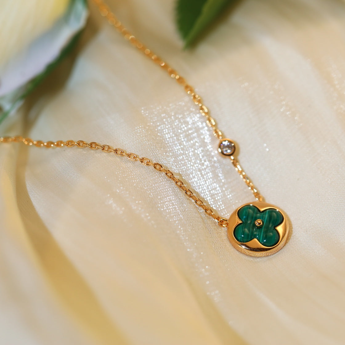 [Kincade Jewelrys] COLLIER PENDENTIF SOLEIL EN OR ROSE AVEC 1 DIAMANT