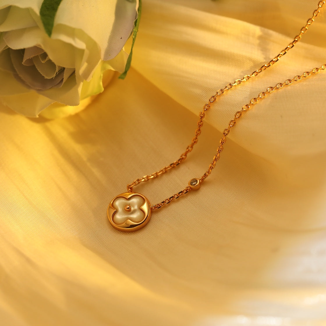 [Kincade Jewelrys] COLLIER PENDENTIF SOLEIL EN OR ROSE AVEC 1 DIAMANT