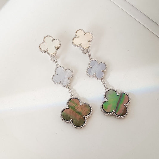 [Kincade Jewelrys] BOUCLES D'OREILLES EN ARGENT ET CALCÉDOINE FONCÉE À 3 MOTIFS CLOVER