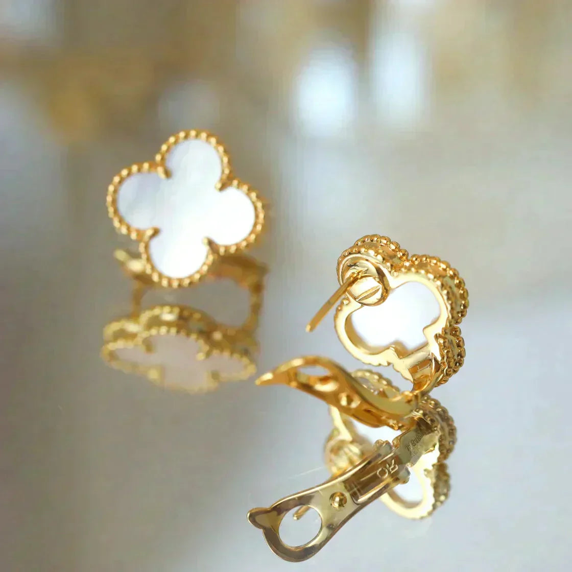 [Kincade Jewelrys]CLOVER MEDIUM 1 MOTIFS  WHITE MOP STUD EARRINGS