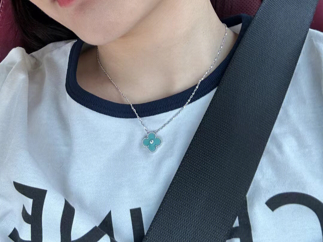 [Kincade Jewelrys] COLLIER CLOVER 1 DIAMANT BLEU CLAIR EN ARGENT