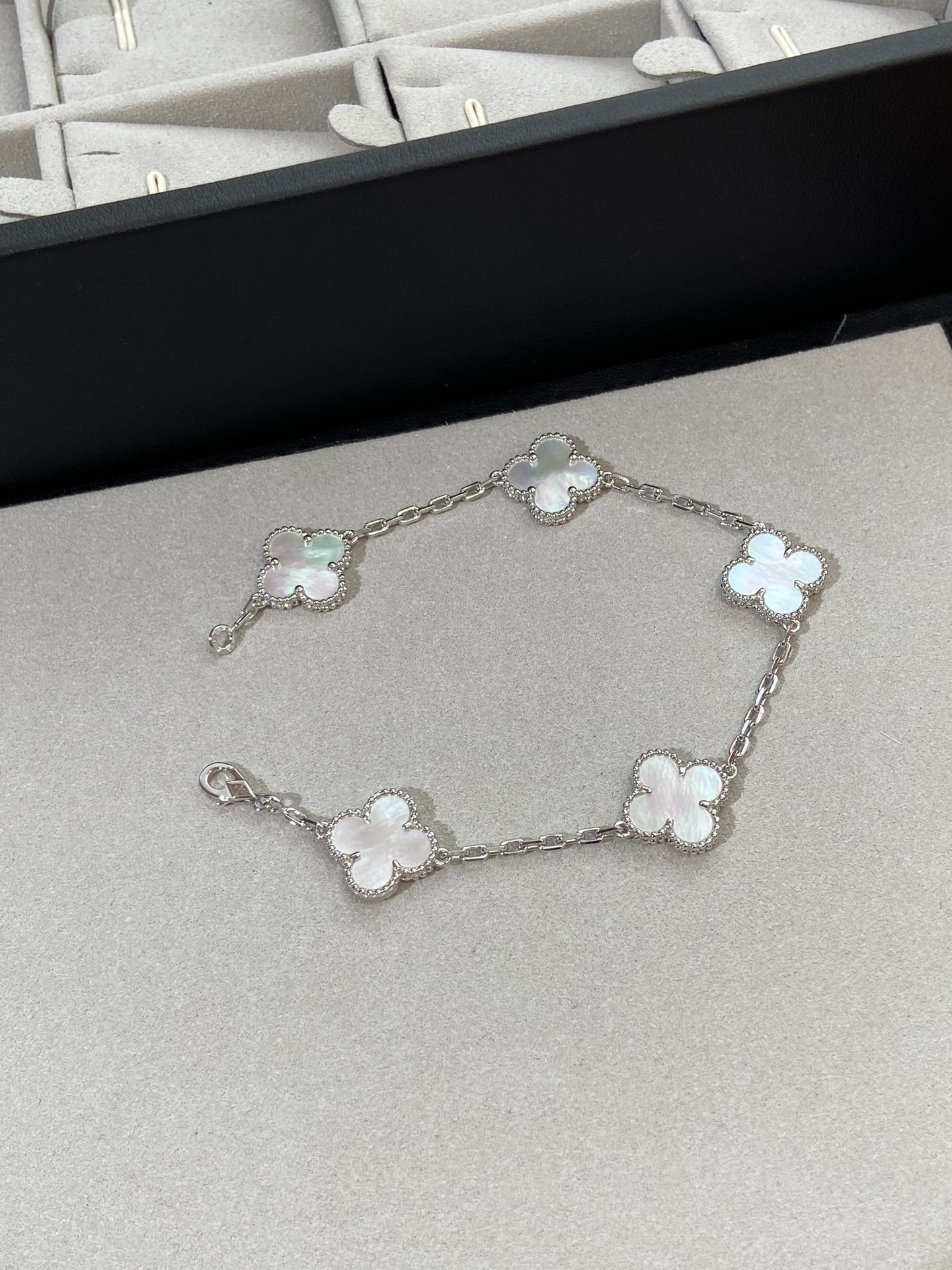 [Kincade Jewelrys]CLOVER SILVER MOP 5 MOTIF BRACELET