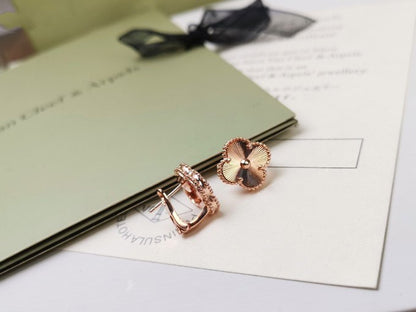 [Kincade Jewelrys]CLOVER MEDIUM STUD EARRINGS