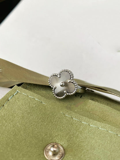 [Kincade Jewelrys] BAGUE EN ARGENT TRÈFLE
