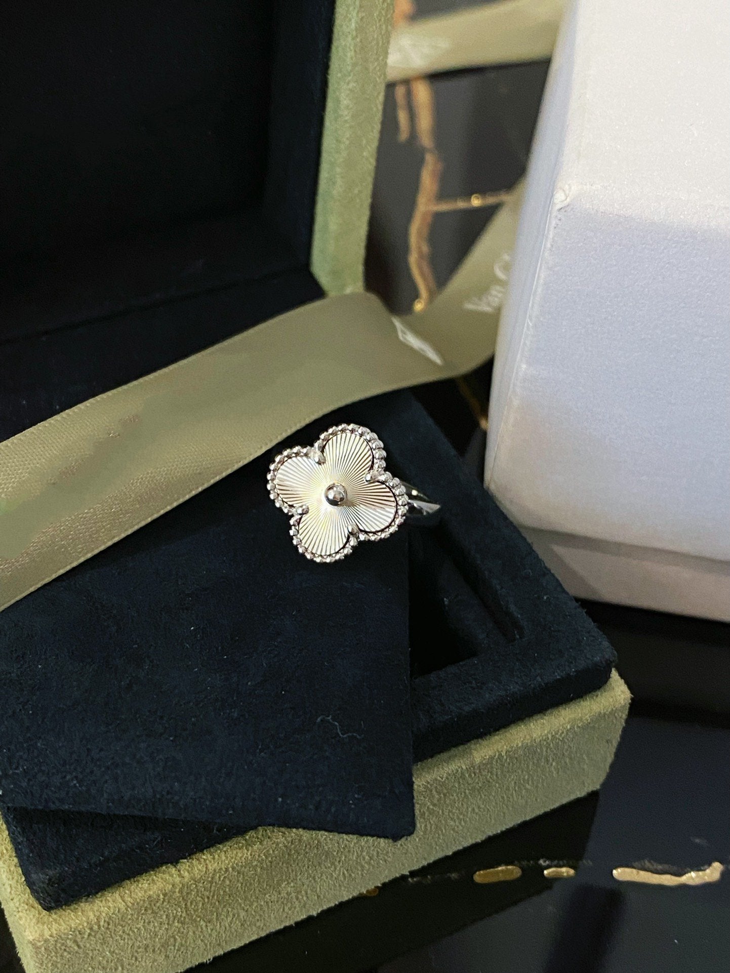 [Kincade Jewelrys] BAGUE EN ARGENT TRÈFLE