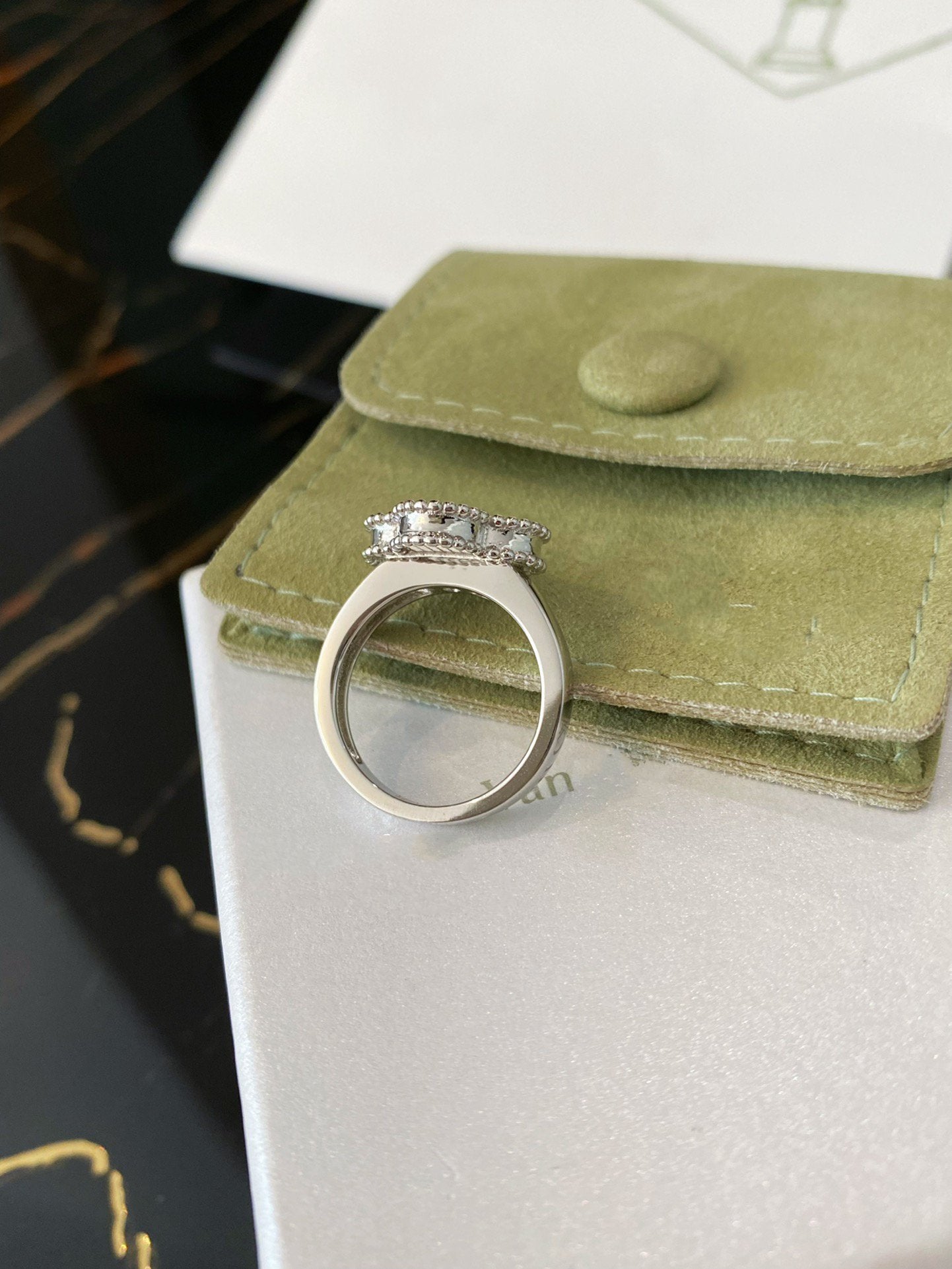 [Kincade Jewelrys] BAGUE EN ARGENT TRÈFLE