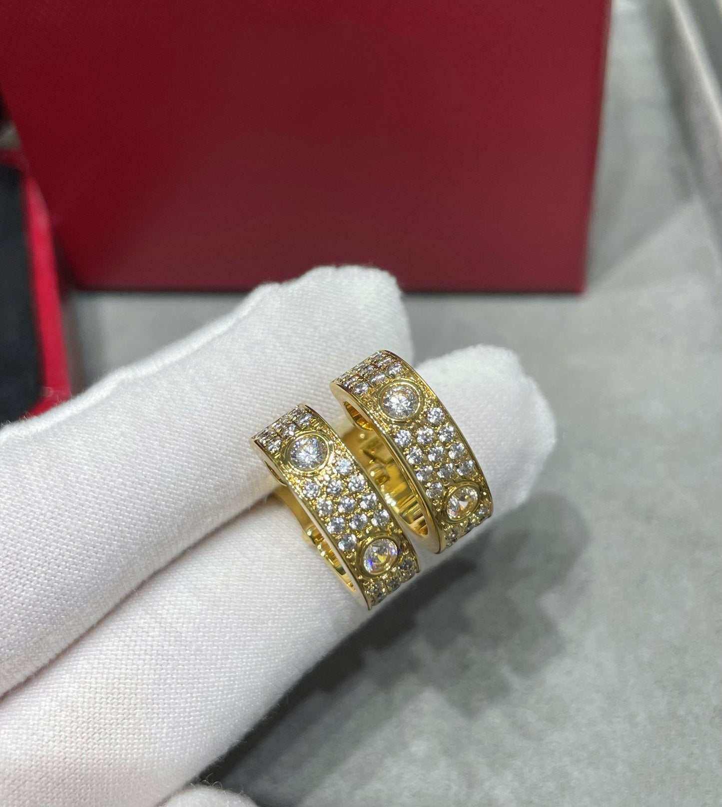 [Kincade Jewelrys]LOVE 5.5MM DIAMOND PAVED EARRINGS