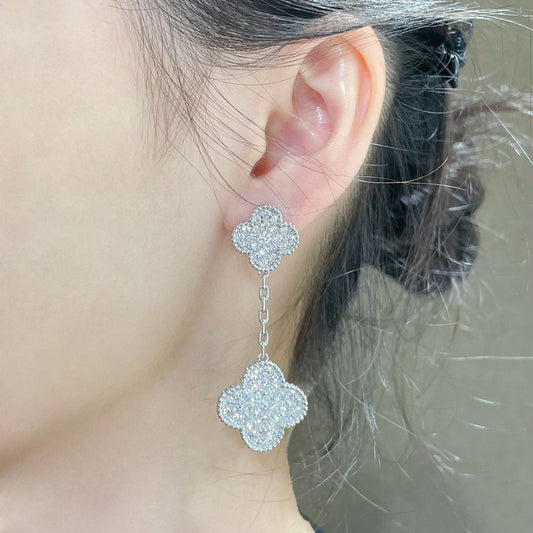 [Kincade Jewelrys]Boucles d'oreilles en argent pavées de diamants avec deux motifs de trèfle