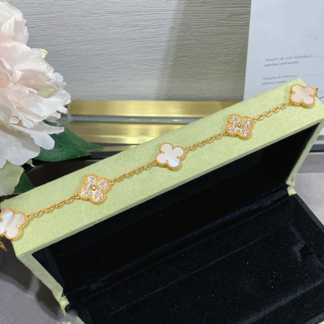 [Kincade Jewelrys] BRACELET EN OR ROSE AVEC 5 MOTIF DE DIAMANTS ET TRÈFLE