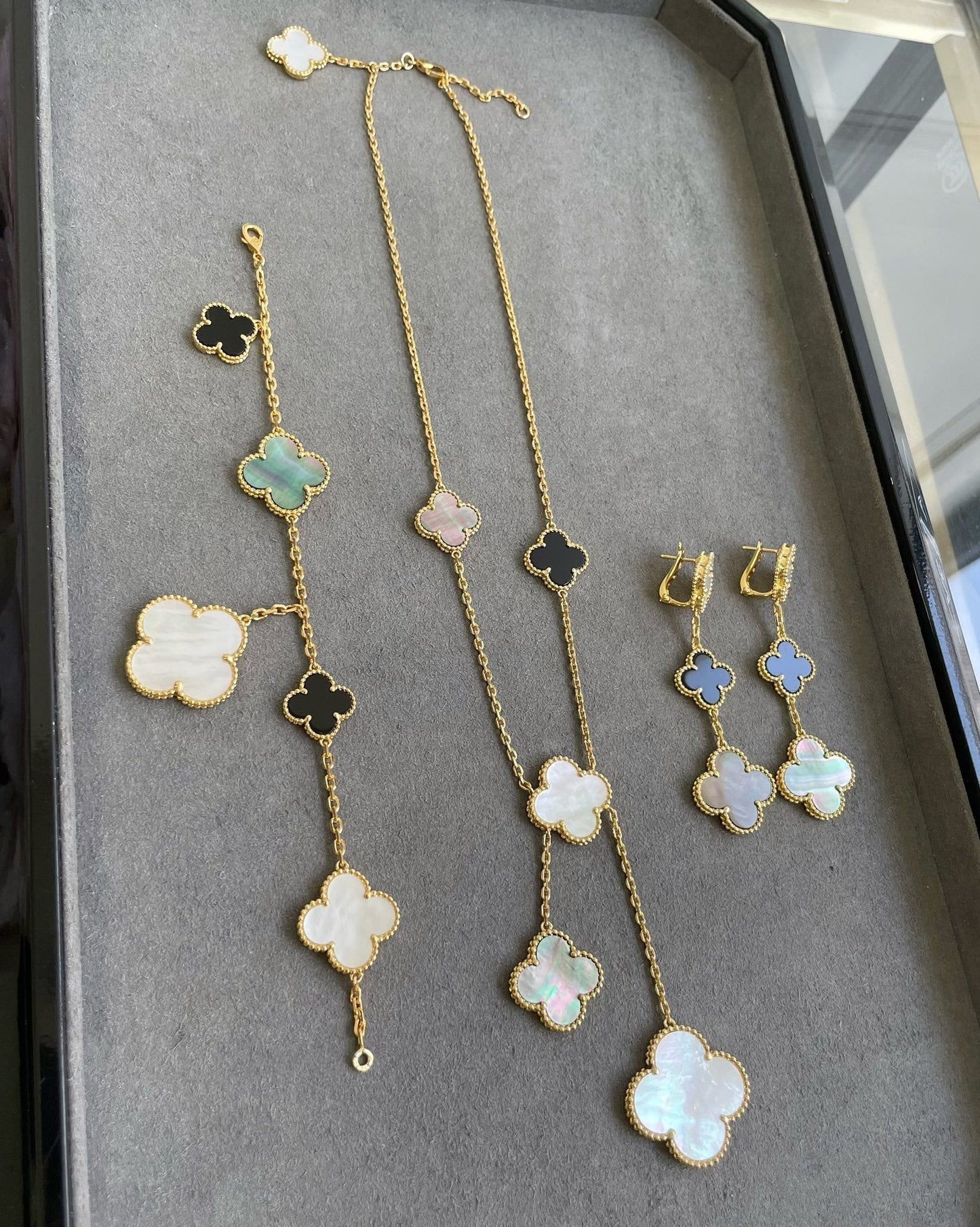 [Kincade Jewelrys]Boucles d'oreilles en or rose et nacre foncée avec trois motifs de trèfle