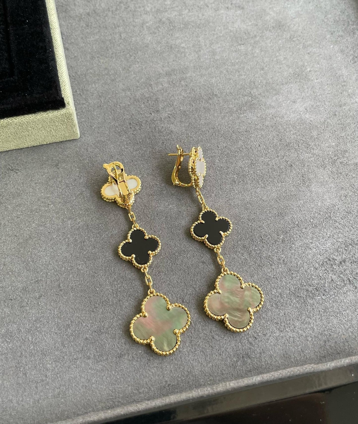 [Kincade Jewelrys]Boucles d'oreilles en or rose et nacre foncée avec trois motifs de trèfle