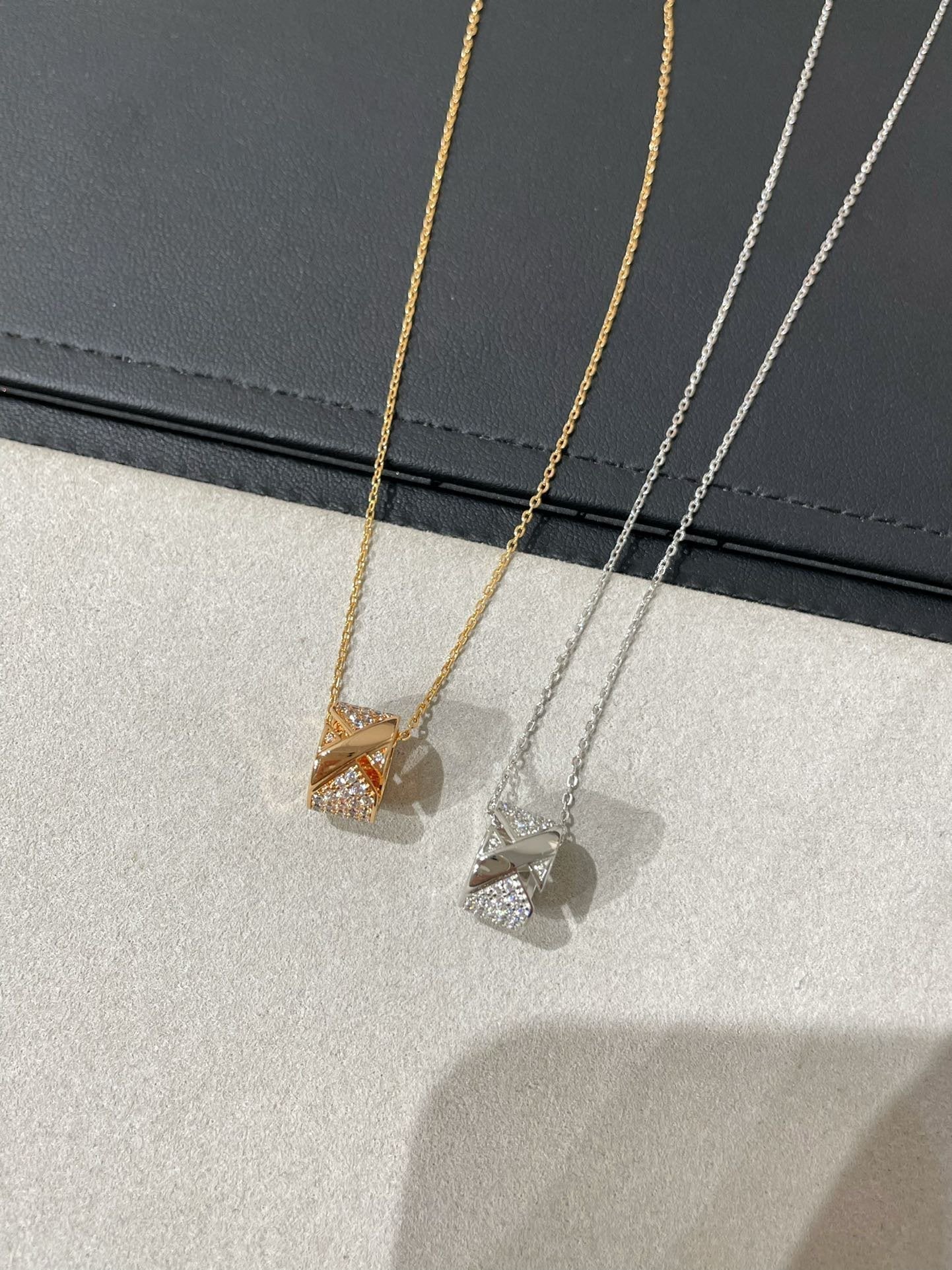 [Kincade Jewelrys]LIENS EVIDENCE DIAMOND PAVED NECKLACE