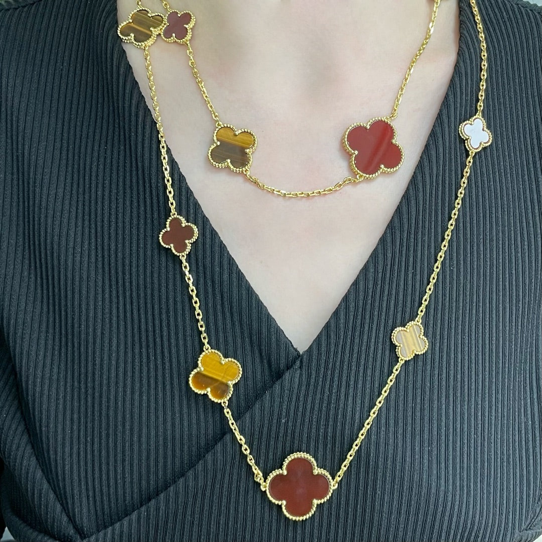 [Kincade Jewelrys] COLLIER EN OR ROSE AVEC 16 MOTIFS DE TRÈFLE, CORNALINE ET ŒIL DE TIGRE