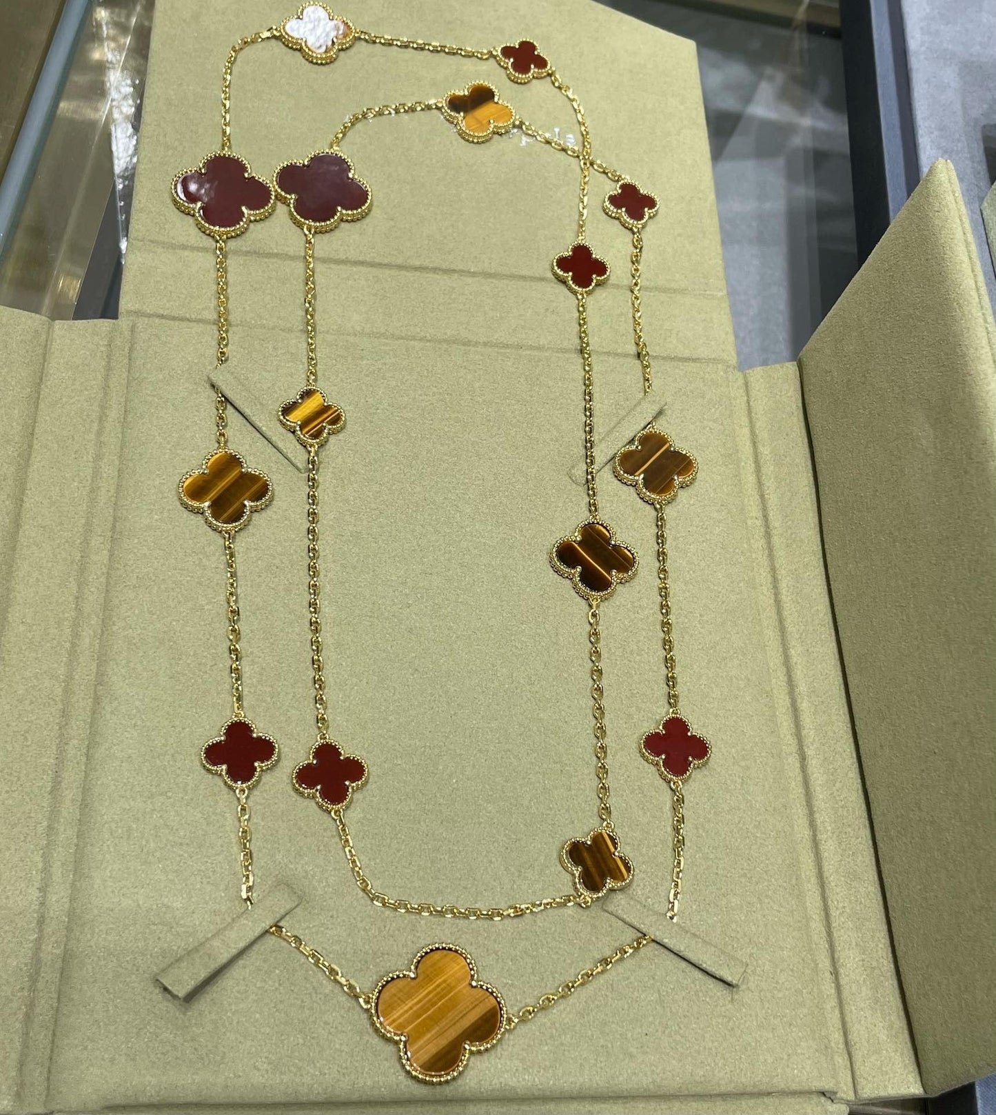 [Kincade Jewelrys] COLLIER EN OR ROSE AVEC 16 MOTIFS DE TRÈFLE, CORNALINE ET ŒIL DE TIGRE
