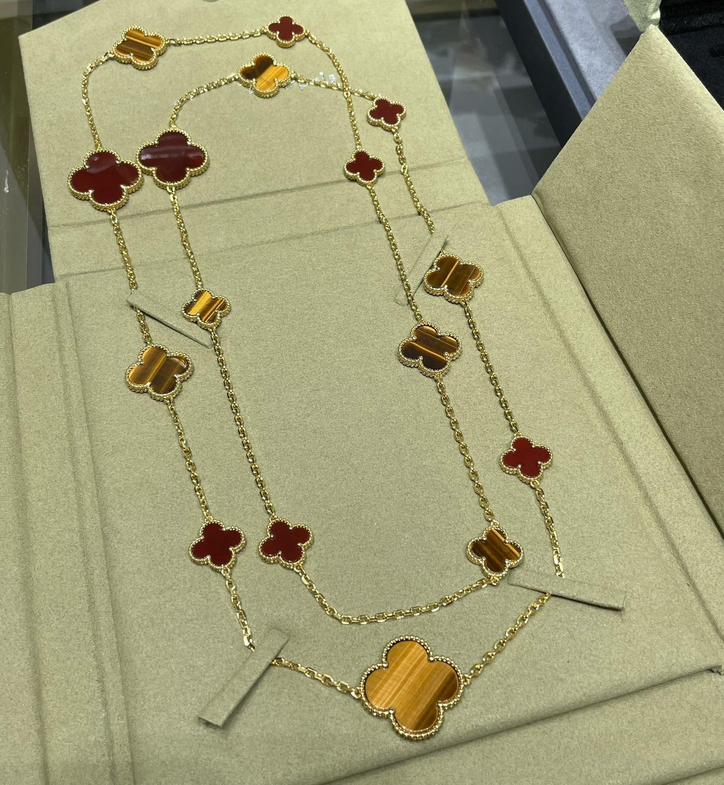 [Kincade Jewelrys] COLLIER EN OR ROSE AVEC 16 MOTIFS DE TRÈFLE, CORNALINE ET ŒIL DE TIGRE