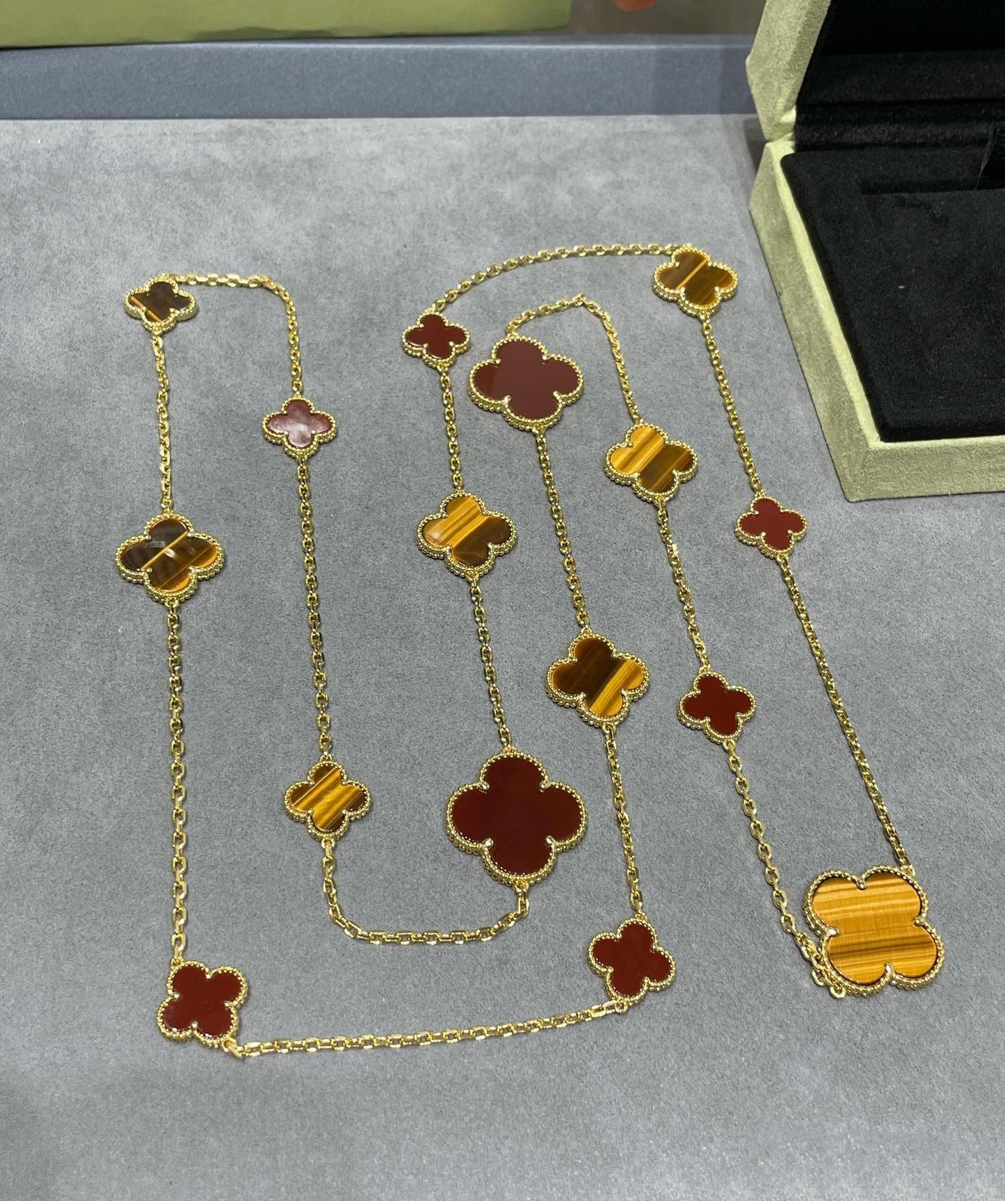 [Kincade Jewelrys] COLLIER EN OR ROSE AVEC 16 MOTIFS DE TRÈFLE, CORNALINE ET ŒIL DE TIGRE