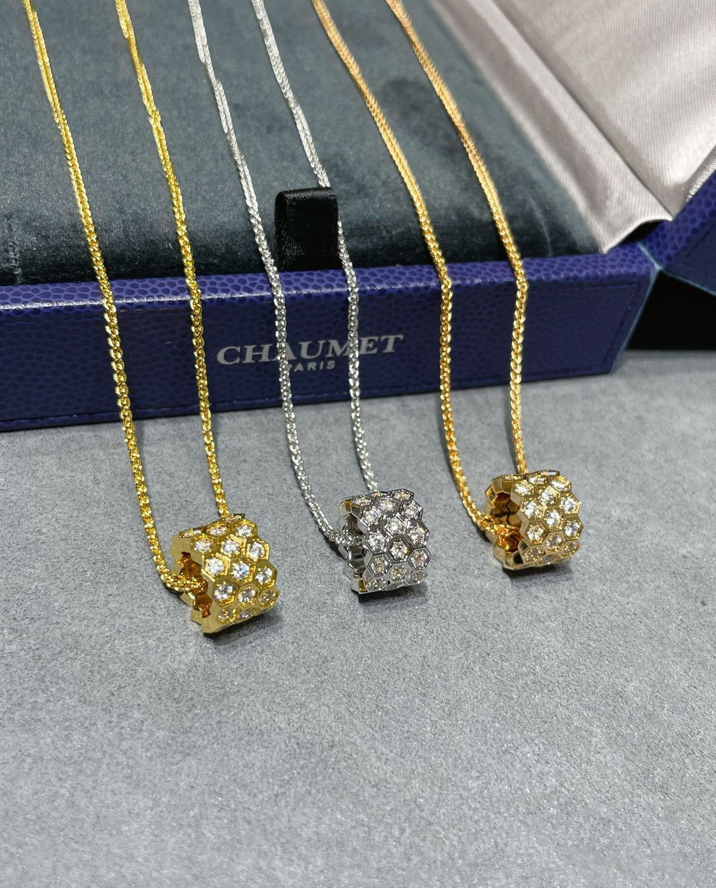 [Kincade Jewelrys]BEE LOVE DIAMOND PAVED 3 ROW NECKLACE