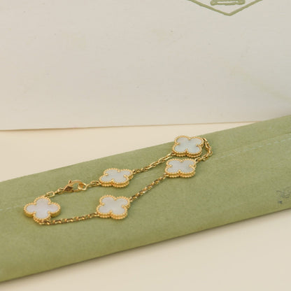 [Kincade Jewelrys] Bracelet en nacre blanche à 5 motifs de trèfle 