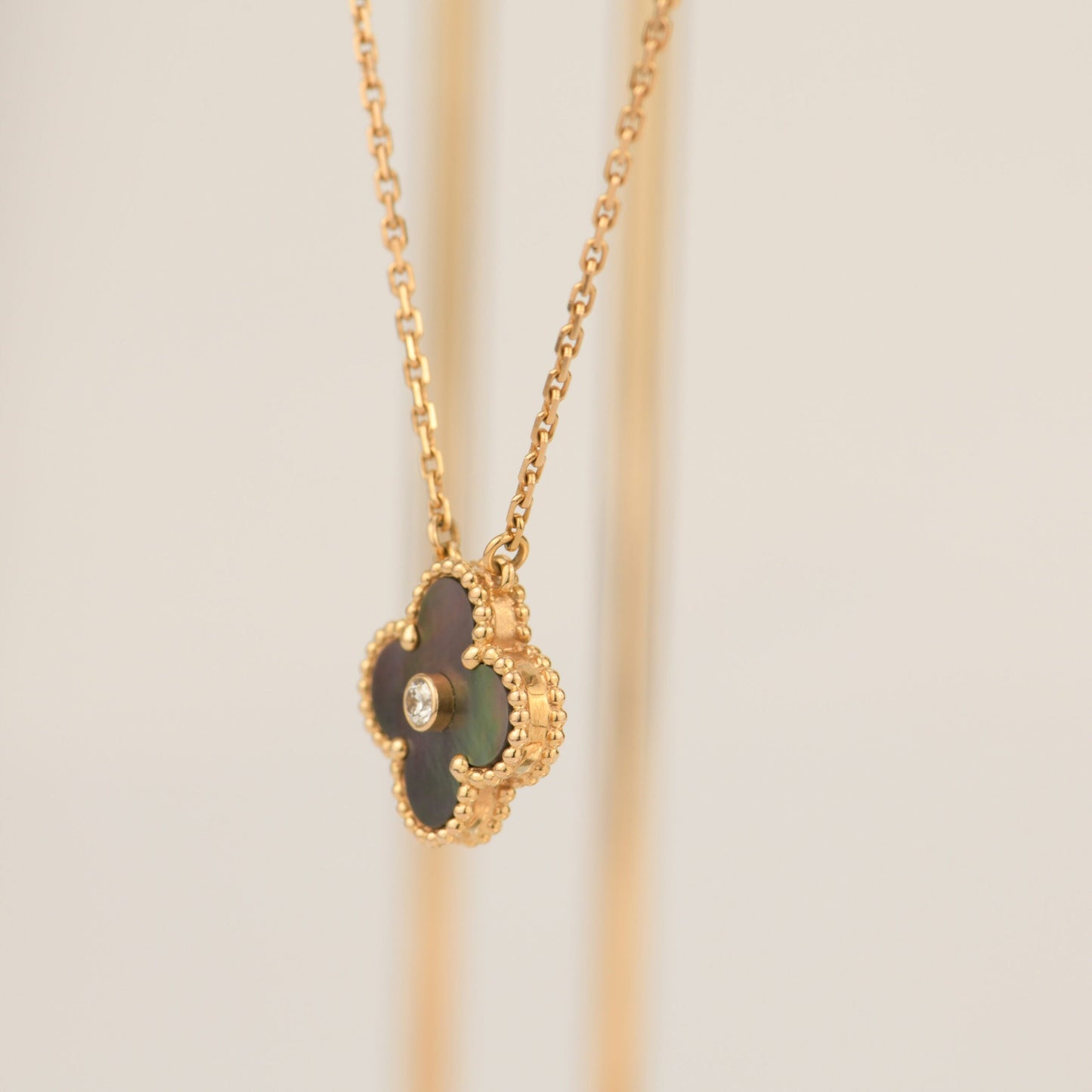 [Kincade Jewelrys] COLLIER CLOVER 15 MM DIAMANT ET NACRE GRISE