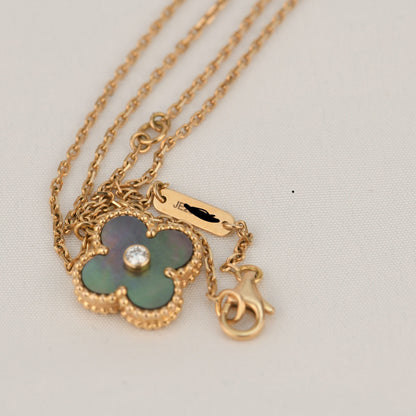 [Kincade Jewelrys] COLLIER CLOVER 15 MM DIAMANT ET NACRE GRISE