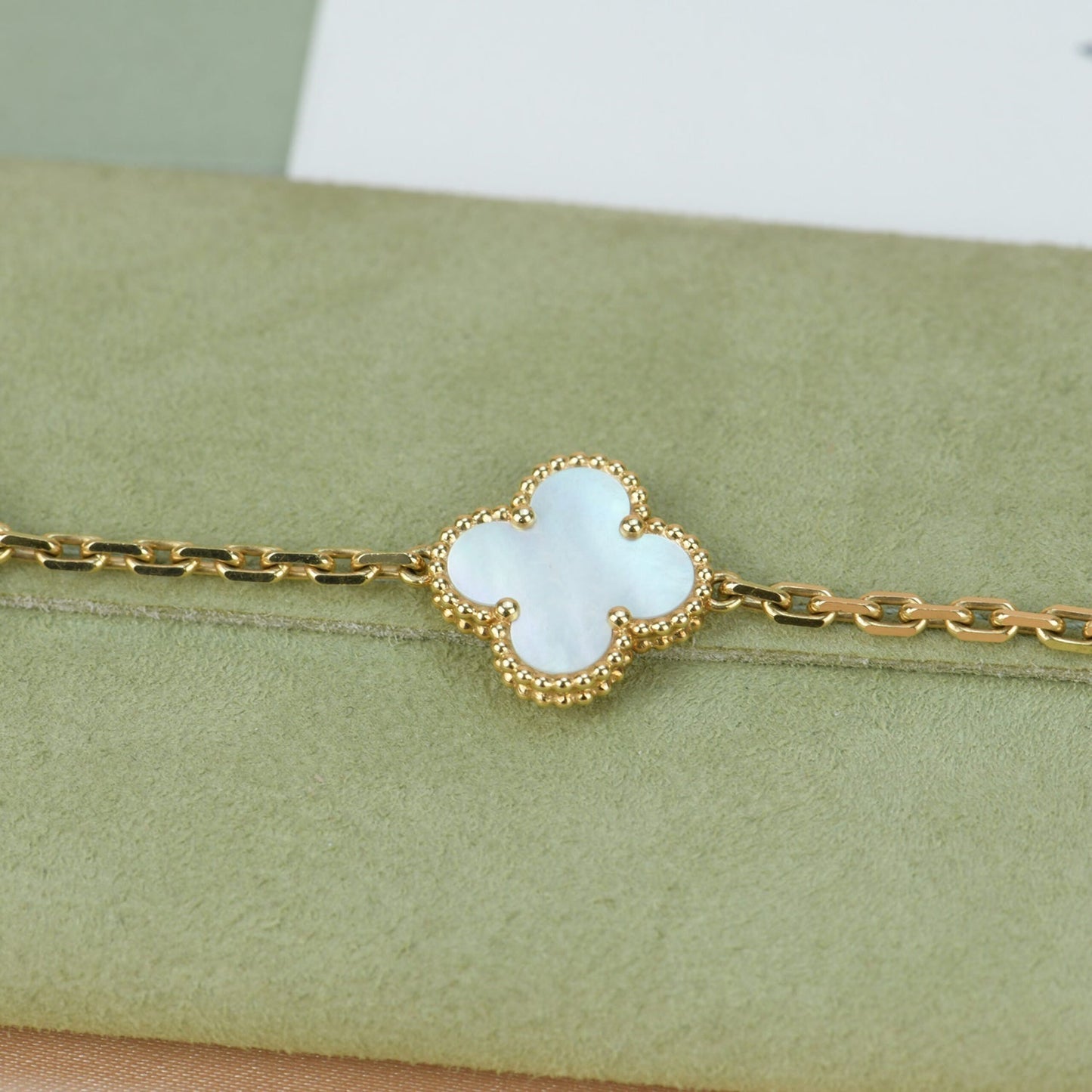 [Kincade Jewelrys] Bracelet en nacre blanche à 5 motifs de trèfle 