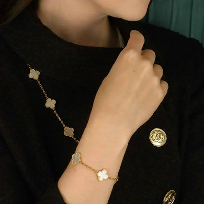 [Kincade Jewelrys] Bracelet en nacre blanche à 5 motifs de trèfle 