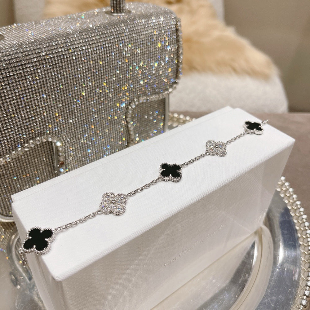 [Kincade Jewelrys] BRACELET EN ARGENT AVEC 5 MOTIFS EN ONYX ET DIAMANTS 
