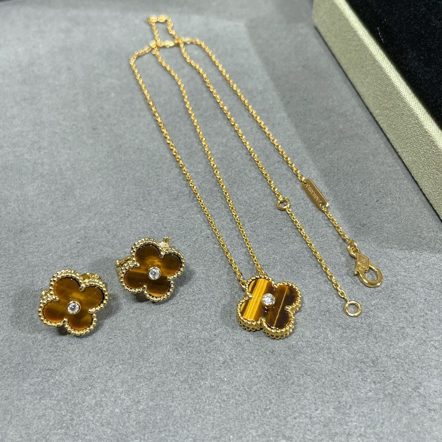 [Kincade Jewelrys]CLOVER 15MM DIAMOND AND YELLOW TIGER'S EYE AGATE necklace