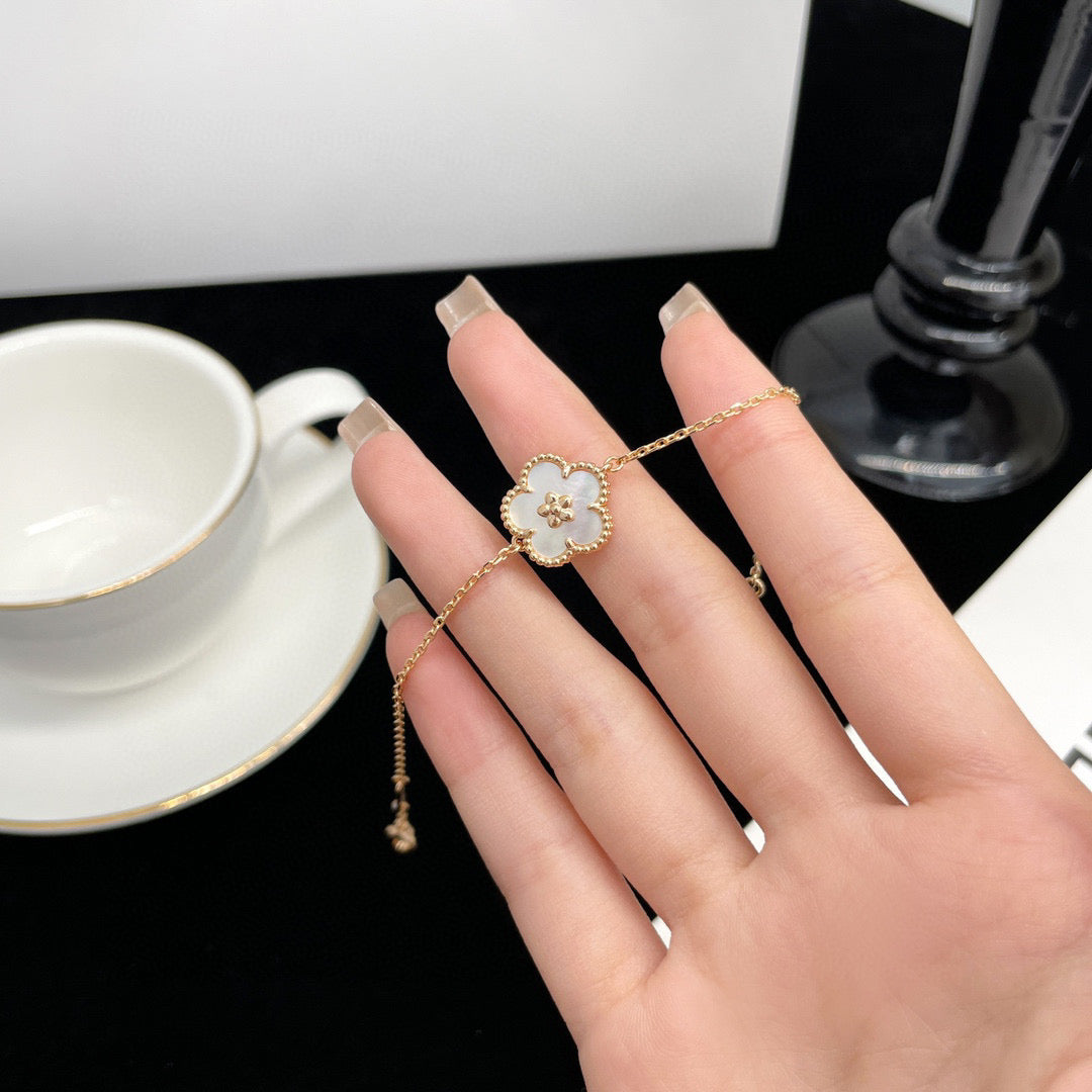[Kincade Jewelrys]LUCKY WHITE MOP PLUM BLOSSOM  BRACELET