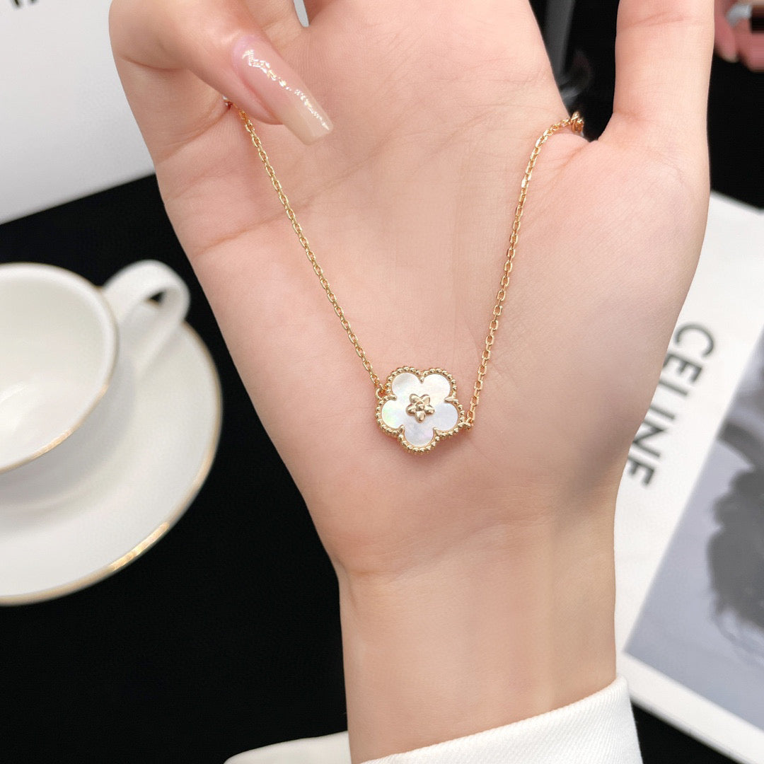[Kincade Jewelrys]LUCKY WHITE MOP PLUM BLOSSOM  BRACELET