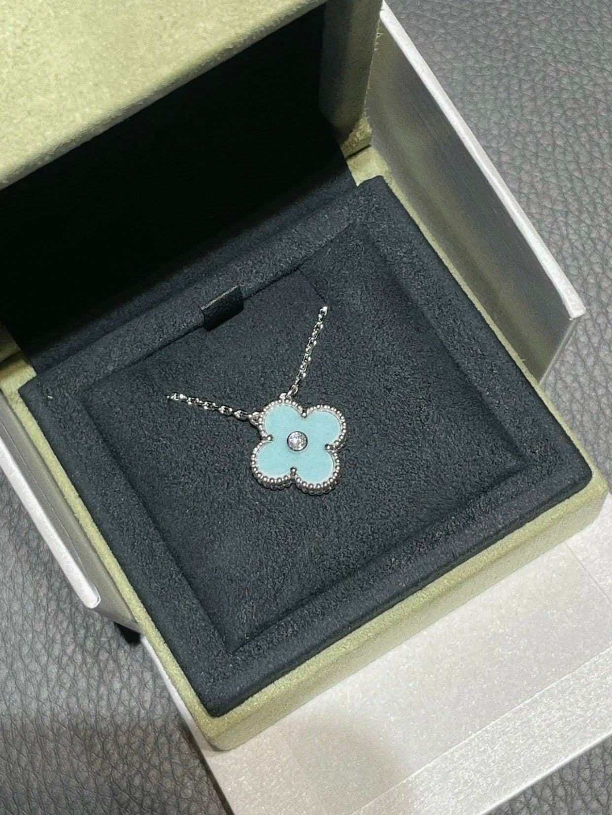 [Kincade Jewelrys] COLLIER CLOVER 1 DIAMANT BLEU CLAIR EN ARGENT