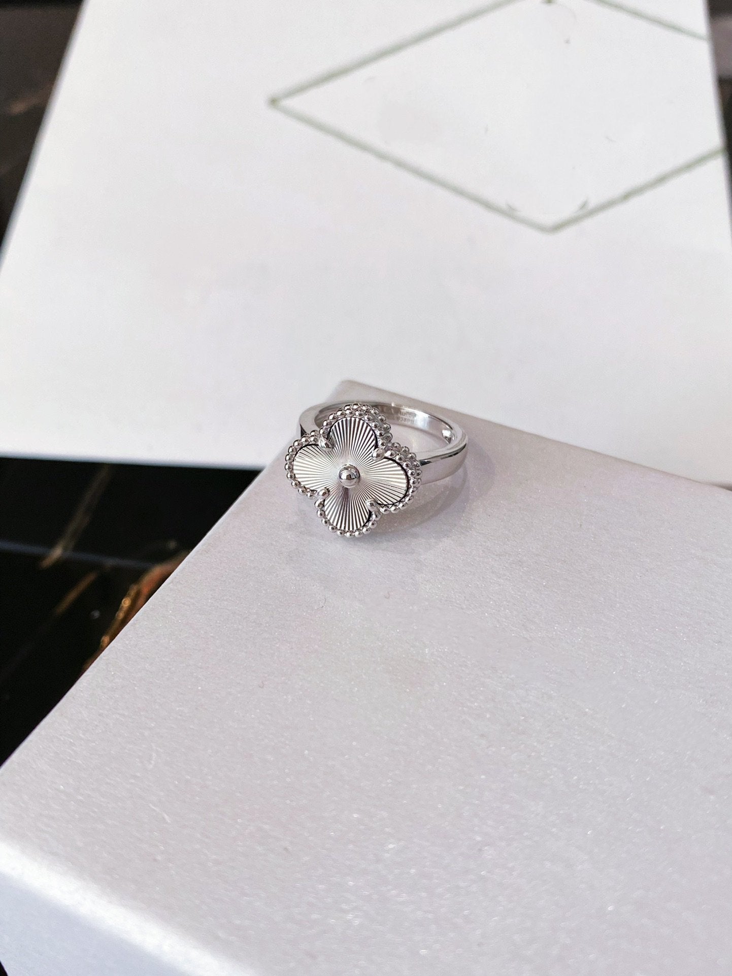 [Kincade Jewelrys] BAGUE EN ARGENT TRÈFLE