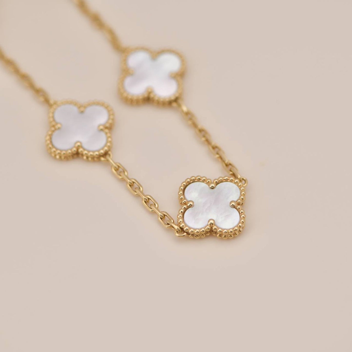 [Kincade Jewelrys] Bracelet en nacre blanche à 5 motifs de trèfle 