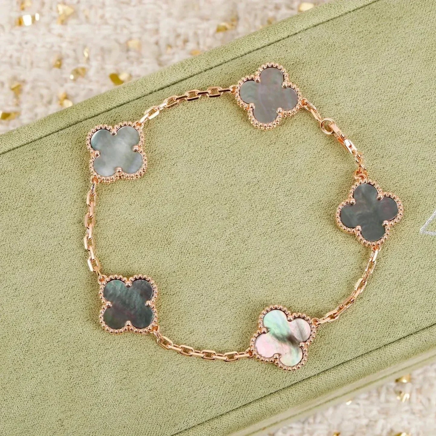 [Kincade Jewelrys] Bracelet en nacre grise à 5 motifs de trèfle