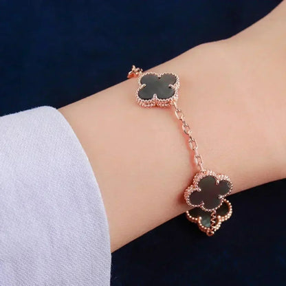 [Kincade Jewelrys] Bracelet en nacre grise à 5 motifs de trèfle