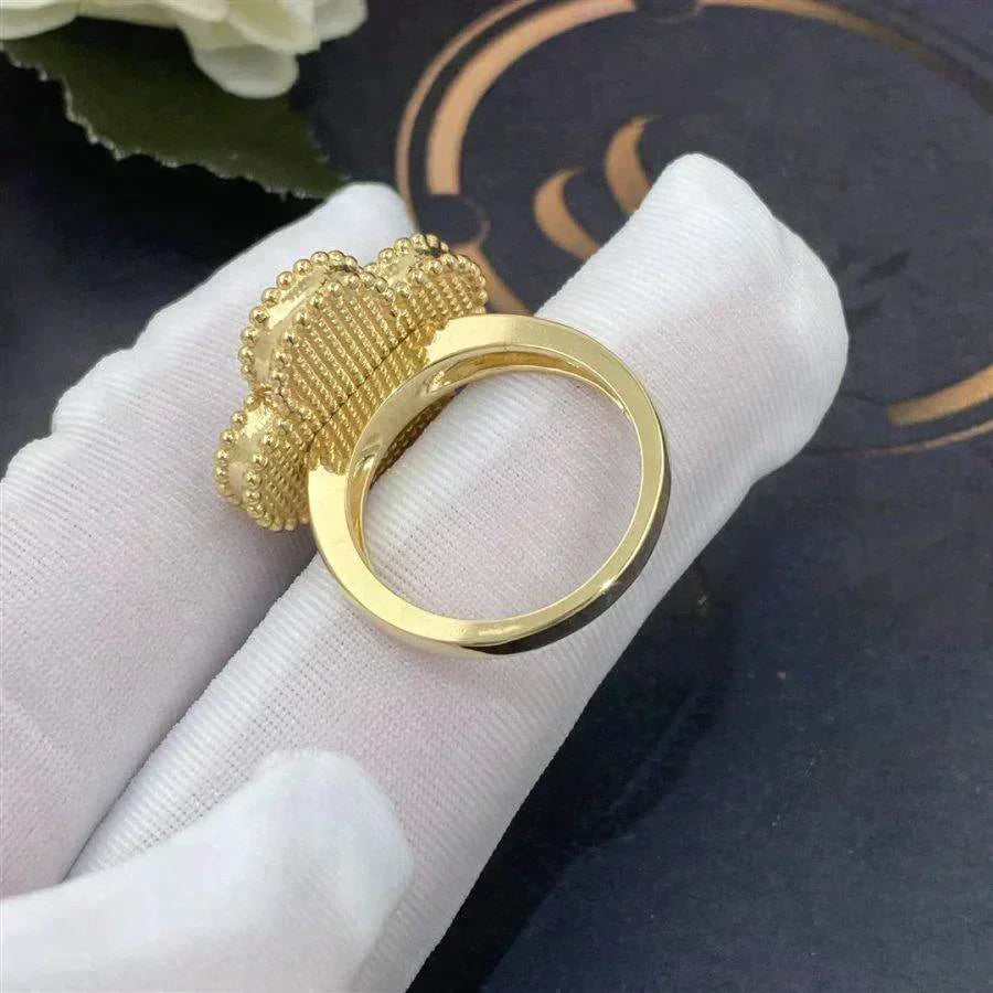 [Kincade Jewelrys] BAGUE EN NACRE BLANCHE À TRÈFLE