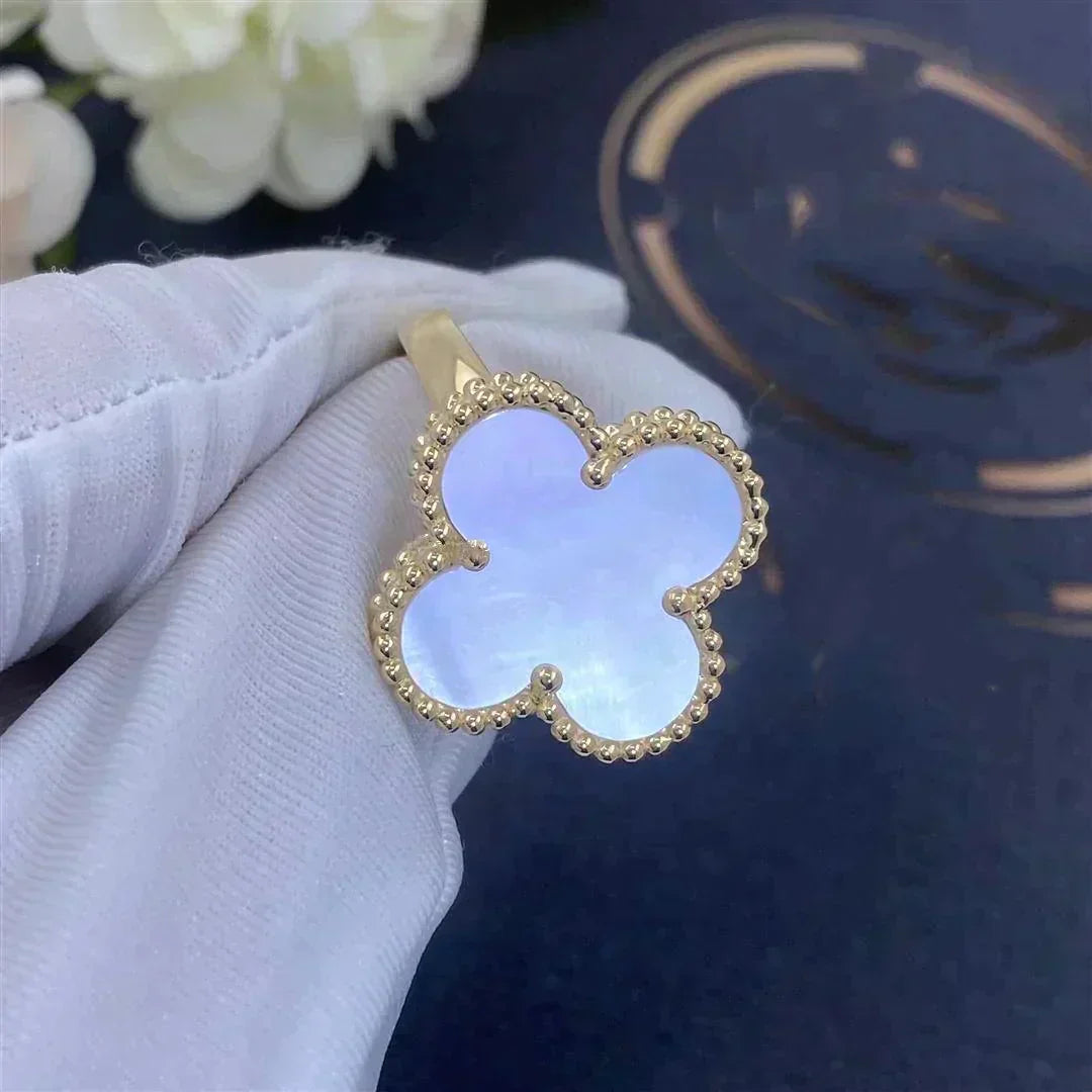 [Kincade Jewelrys] BAGUE EN NACRE BLANCHE À TRÈFLE
