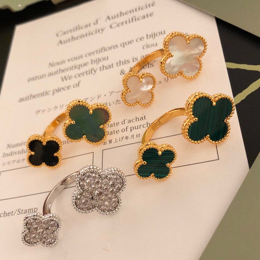 [Kincade Jewelrys] BAGUE TRÈFLE ENTRE LES DOIGTS