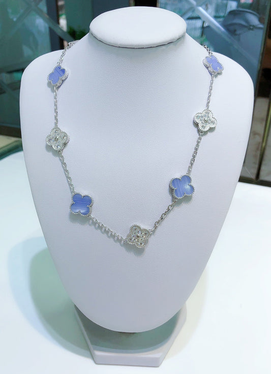 [Kincade Jewelrys] COLLIER EN ARGENT AVEC 10 MOTIFS DE TRÉFLE, CALCÉDOINE ET DIAMANTS