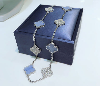 [Kincade Jewelrys] COLLIER EN ARGENT AVEC 10 MOTIFS DE TRÉFLE, CALCÉDOINE ET DIAMANTS
